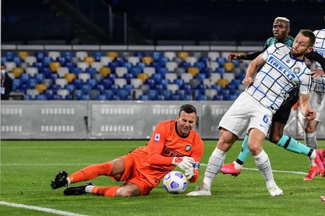 1618792701153074668.jpg samir-handanovic-stefan-de-vrij-inter-napoli-2021_3rlrtp1l7xt91r0yqh02xd6uj.jpg